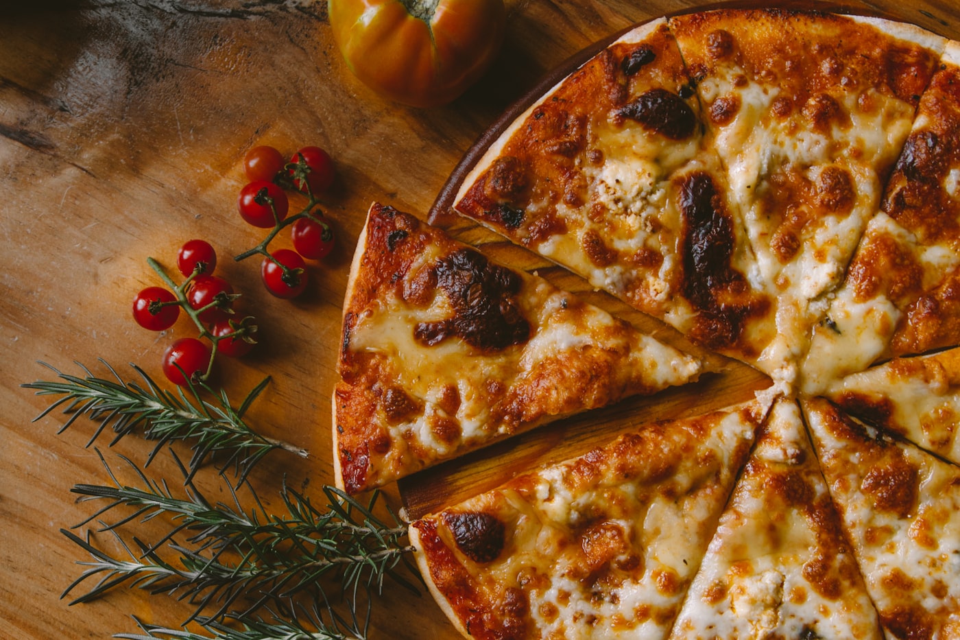 Pizza napolitaine cuite au feu de bois chez Venoza